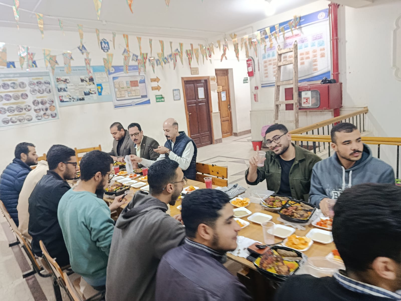 حفل إفطار جماعي للطلاب داخل المعهد